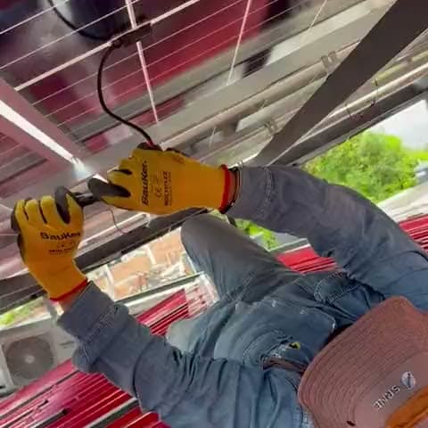 Técnico de RA-AMON revisando el cableado bajo la estructura